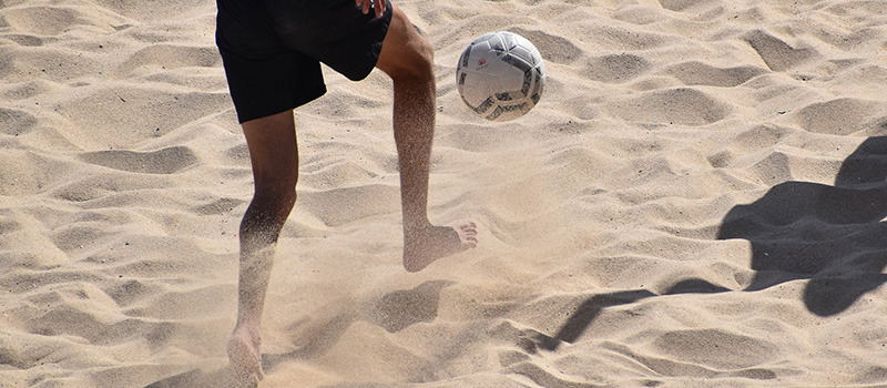 en fotboll i sanden