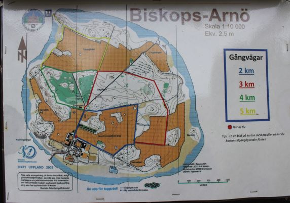 Karta över Biskops-Arnö med stigslingor i olika färger