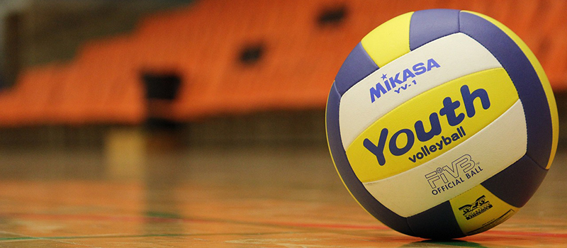 En volleyboll på golvet i en sporthall
