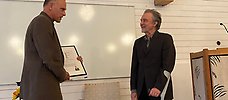 Kjell Johansson får ett diplom